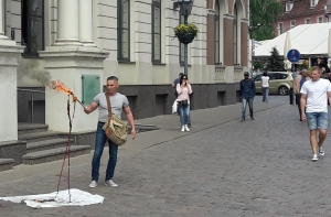 Одиночная акция: мужчина сжег флаг ЛГБТ напротив Рижской думы