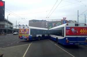 В центре Риги два автобуса не поделили дорогу