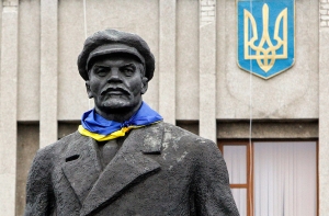 Порошенко рассказал, сколько памятников Ленину снесено на Украине