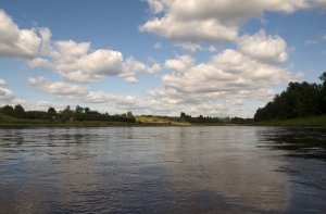 Вода в реках Латвии прогрелась до +20 градусов