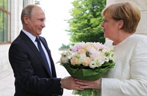 Bild назвала оскорблением подаренный Путиным Меркель букет цветов