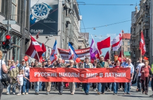 Половина латвийцев «за» проведение шествий в защиту русских школ