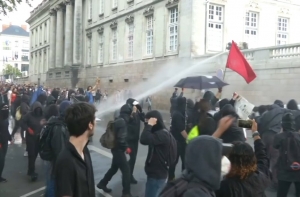 В Париже акция протеста переросла в беспорядки; ранены 7 полицейских