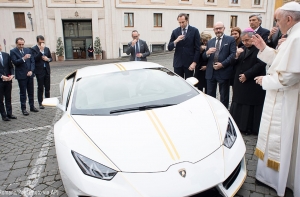 Lamborghini папы римского продали на аукционе за 715 тысяч евро