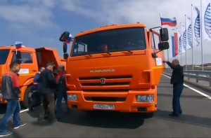 «Поехали!»: Путин за рулем Камаза открыл движение по Крымскому мосту
