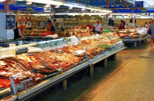 Опрос: сократилось число предпочитающих латвийские продукты питания