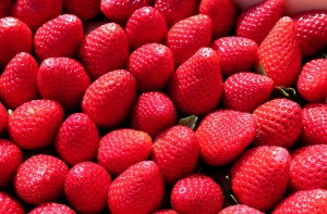 Девушка разгромила стенд с клубникой на Центральном рынке