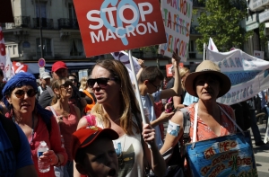 Более 100 000 французов проводят митинг против политики Макрона
