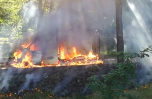 У Рижского крематория сгорел микроавтобус