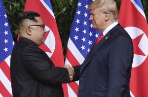 Первый в истории саммит США-КНДР: Трамп встретился с Ким Чен Ыном