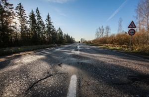 Эксперт: благодаря плохим дорогам в Латвии самые внимательные водители