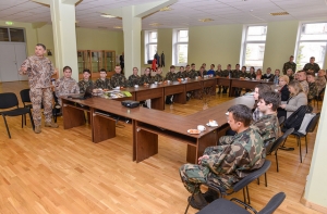 Уроки обороны в школах: мнения латвийцев разделились