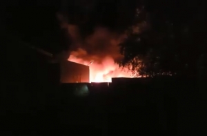 ФОТО и ВИДЕО: пожар на складах в Олайне тушили 34 пожарных ГПСС