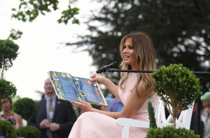 Жена Трампа направилась на встречу с детьми мигрантов в куртке «Мне плевать»