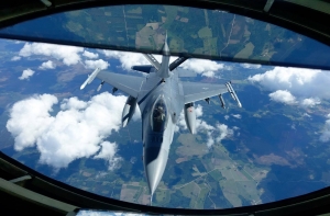 США продемонстрировали дозаправку военного самолета над Латвией
