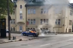 ФОТО и ВИДЕО: в Риге дотла сгорел ретро-автомобиль Jaguar