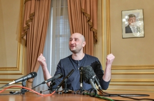 «На **й за поребрик»: Бабченко советовал выгнать из Латвии защитников русского