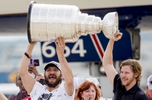 Александр Овечкин искупался в фонтане