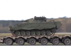 «Война происходит не только на полигонах»: колонна бронетехники на дорогах Латвии