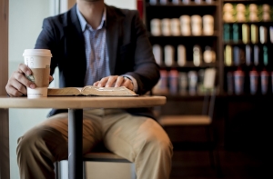 СМИ: Глава Starbucks уходит в отставку, чтобы составить конкуренцию Трампу