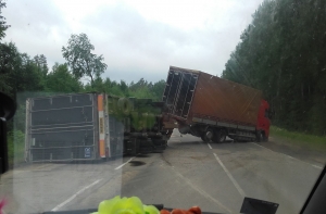 Фура с прицепом опрокинулась под Плявиняс и заблокировала движение