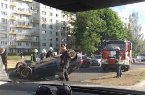 Муха стала причиной ДТП в Иманте: машина взлетела и приземлилась на крышу