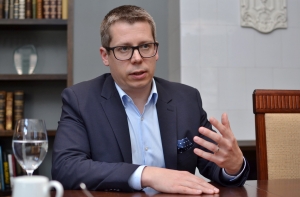 Бизнесмен: люди покидают Латвию не ради денег, а так как не видят здесь будущего