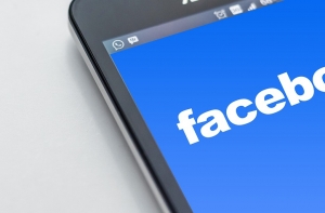 Facebook обвинили в передаче производителям гаджетов данных пользователей