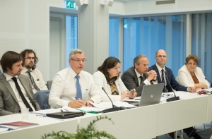 Обезьяны с гранатой на вечеринке: в соцсети обсуждают заседание по «шестилеткам»