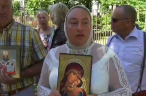 Люди с иконами собрались у Верманского парка в знак протеста против гей-парада