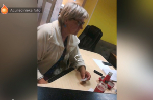 «Не поверили своим глазам»: пациентов встретила медсестра с бутылкой спиртного