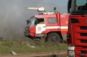 Дождь помог в тушении пожара на полигоне в Адажи; военные отрицают причастность