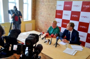 «Думал, она выскользнула из рук»: пожарный рассказал о спасении самоубийцы на лету