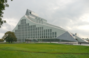 Девять альпинистов мыли Национальную библиотеку больше месяца