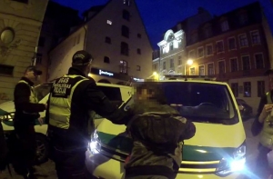 Пьяный подросток угодил головой в канализацию при попытке бегства