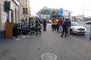 В центре Риги автомобиль въехал в стену McDonald’s