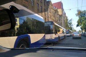 У вокзала столкнулись джип и автобус, движение затруднено