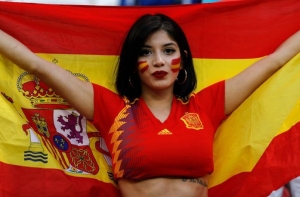 FIFA  потребует реже показывать красивых болельщиц на трибунах