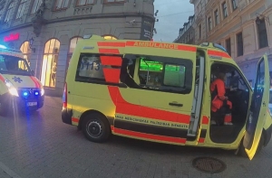 Бил руками и ногами: в Вецриге хулиган напал на автомобиль «скорой»