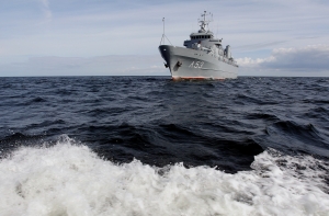 Береговая охрана помогла яхте со сломанной мачтой дойти до порта