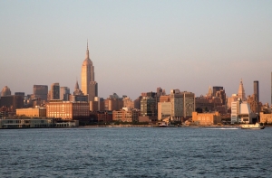 Небоскреб Empire State Building могут окрасить в цвета латвийского флага