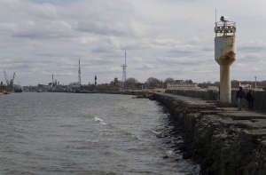 В Лиепае военные спасли упавшего в канал человека