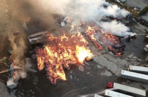 При тушении пожара в Плявниеки пострадали 11 спасателей