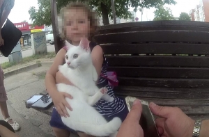 В Вецмилгрависе двухлетняя девочка разгуливала по улицам с котом