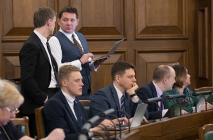 KNAB проверит использование казенного топлива депутатами Сейма