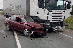 ДТП на Елгавском шоссе: грузовик врезался в «легковушку»