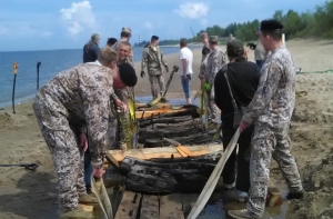 Остов старинного корабля отправили в Даугавгривскую крепость