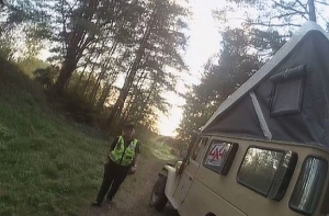 Рижанка вызвала полицию из-за подозрительного авто в лесу