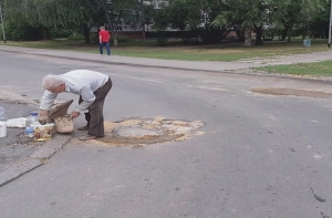 Взял дело в свои руки: пенсионер залатал дорожные ямы в Межциемсе
