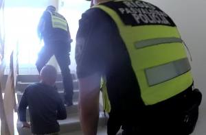 Ребенок скитался по улицам Риги, пока пьяные родители спали дома